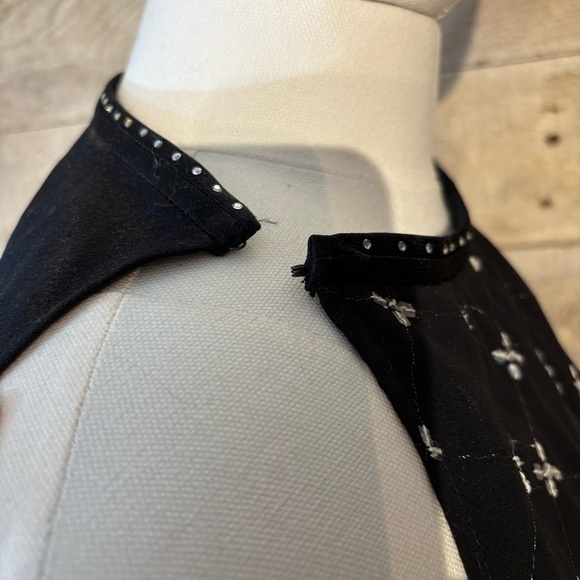 Vintage Saint Nouvaro‎ women’s black embellished sleeveless blouse - Picture 6 of 12